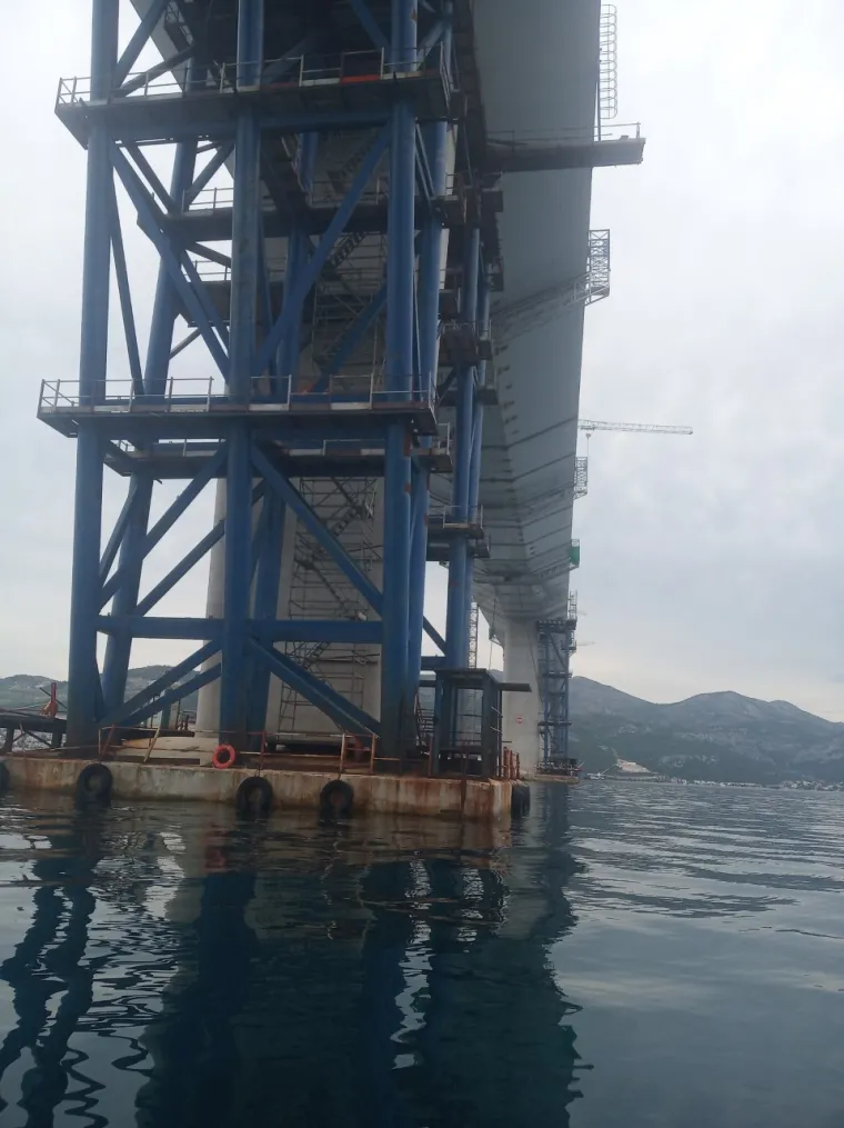 Spektakularne scene s gradili&scaron;ta Pelje&scaron;kog mosta: Pogledajte kako teku zavr&scaron;ni radovi na spajanju sjevera i juga Hrvatske