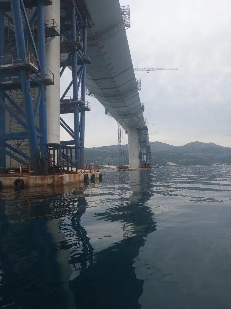 Spektakularne scene s gradili&scaron;ta Pelje&scaron;kog mosta: Pogledajte kako teku zavr&scaron;ni radovi na spajanju sjevera i juga Hrvatske