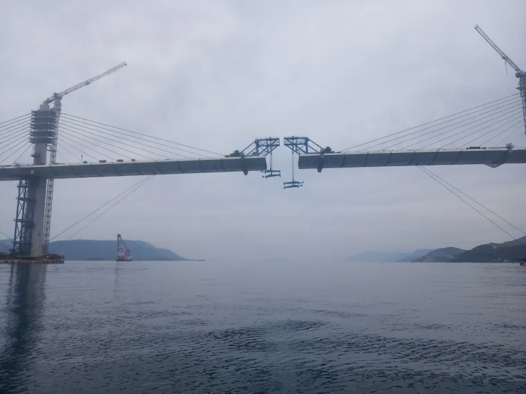 Spektakularne scene s gradili&scaron;ta Pelje&scaron;kog mosta: Pogledajte kako teku zavr&scaron;ni radovi na spajanju sjevera i juga Hrvatske