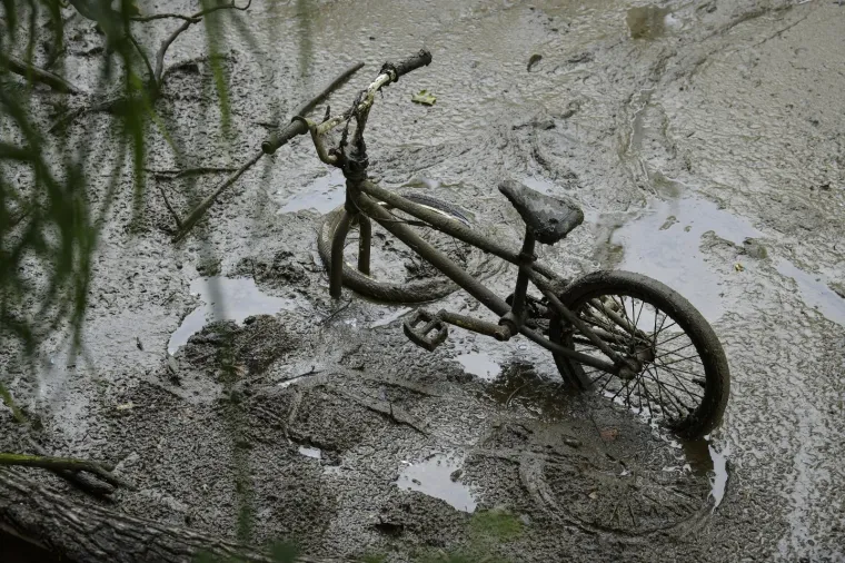 Počeli radovi u Maksimiru! Čistili mulj sa dna, a iz njega 'izronio' - stari bicikl!