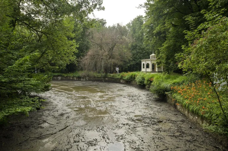 Počeli radovi u Maksimiru! Čistili mulj sa dna, a iz njega 'izronio' - stari bicikl!