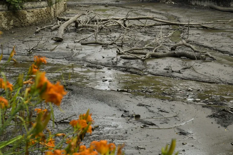 Počeli radovi u Maksimiru! Čistili mulj sa dna, a iz njega 'izronio' - stari bicikl!