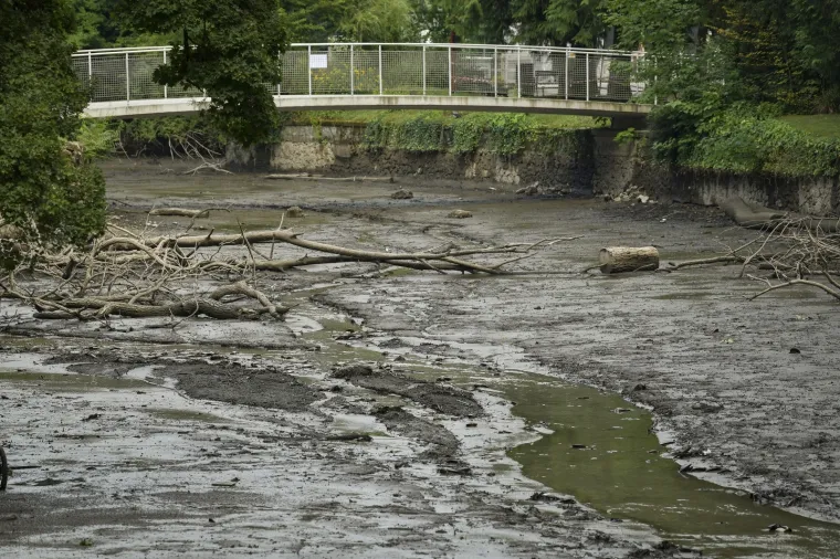 Počeli radovi u Maksimiru! Čistili mulj sa dna, a iz njega 'izronio' - stari bicikl!