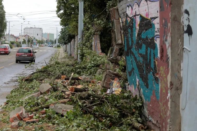 Jo&scaron; su vidljive &scaron;tete koje je napravilo olujno nevrijeme koje je za vikend pogodilo Osijek