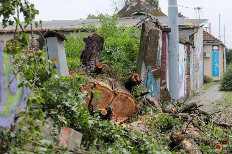Jo&scaron; su vidljive &scaron;tete koje je napravilo olujno nevrijeme koje je za vikend pogodilo Osijek