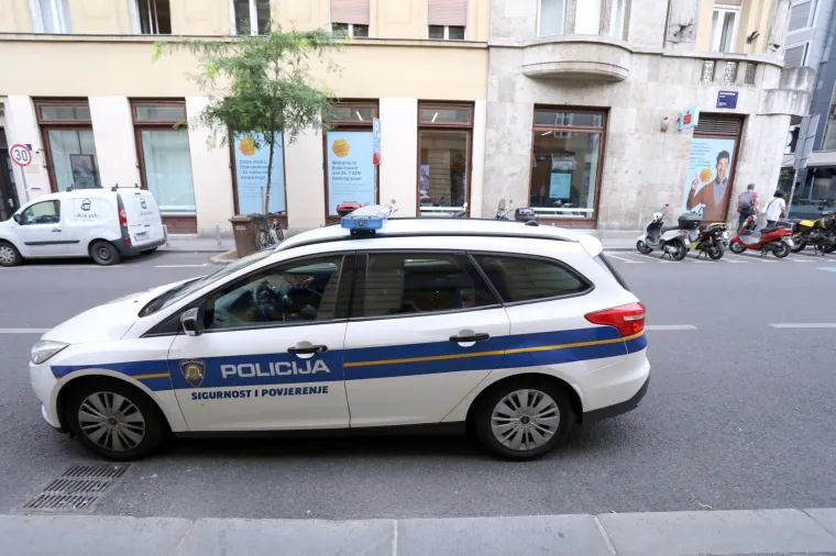 Nezgoda u centru Zagreba: Palo staklo s prozora na 3. katu zgrade na križanju Preradovićeve i Masarykove