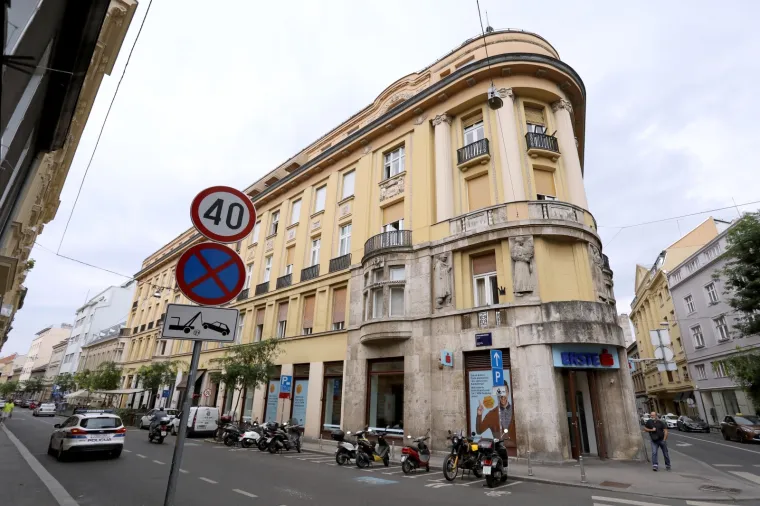 Nezgoda u centru Zagreba: Palo staklo s prozora na 3. katu zgrade na križanju Preradovićeve i Masarykove