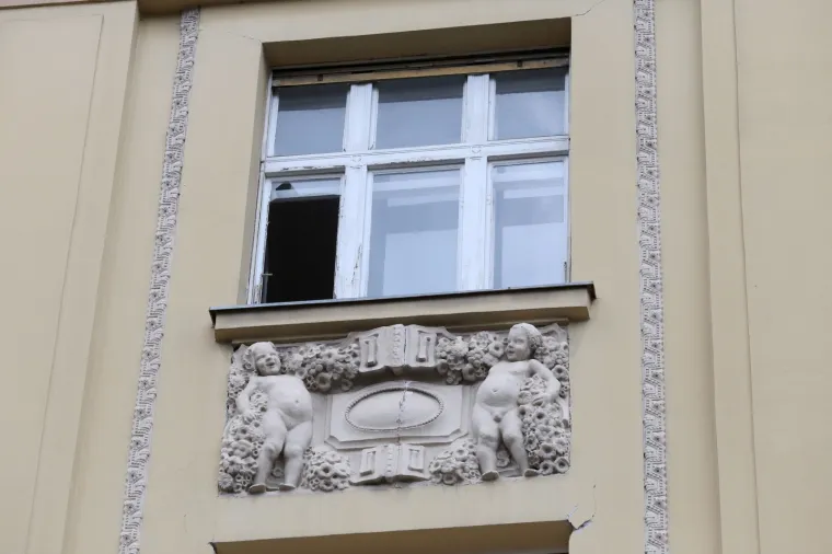 Nezgoda u centru Zagreba: Palo staklo s prozora na 3. katu zgrade na križanju Preradovićeve i Masarykove