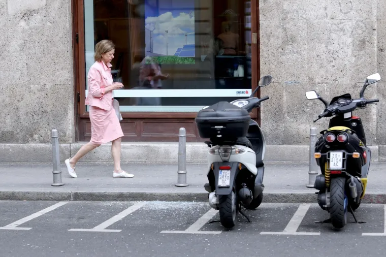 Nezgoda u centru Zagreba: Palo staklo s prozora na 3. katu zgrade na križanju Preradovićeve i Masarykove