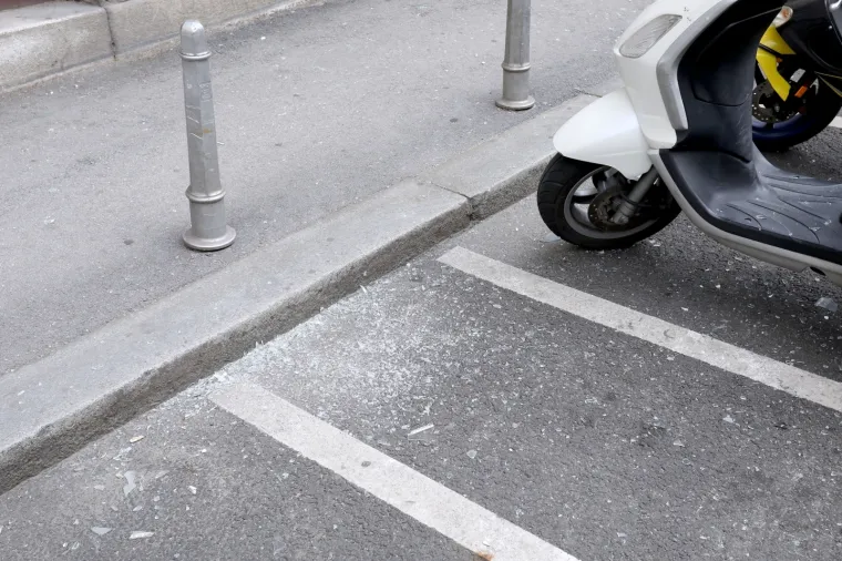 Nezgoda u centru Zagreba: Palo staklo s prozora na 3. katu zgrade na križanju Preradovićeve i Masarykove