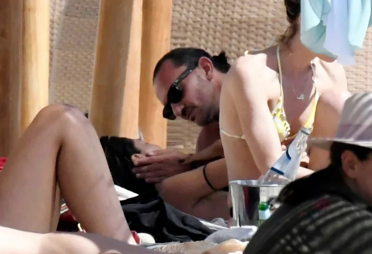 Glumica ulovljena u naletu strasti s dečkom: Ups, gdje mu to bježi ruka? Nosila je tange pa se nije puno namučio