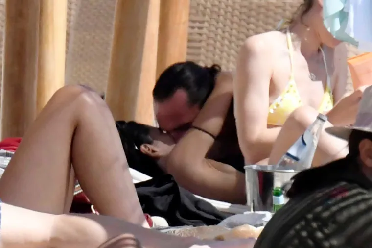 Glumica ulovljena u naletu strasti s dečkom: Ups, gdje mu to bježi ruka? Nosila je tange pa se nije puno namučio