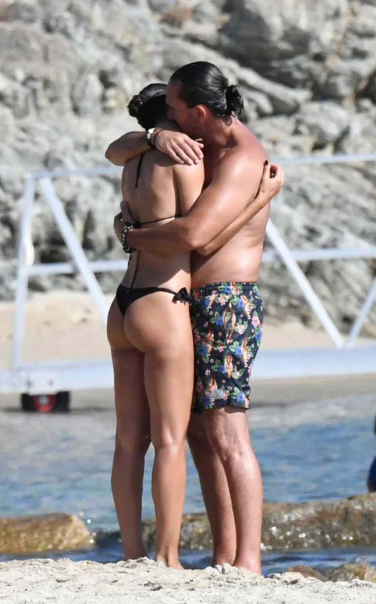 Glumica ulovljena u naletu strasti s dečkom: Ups, gdje mu to bježi ruka? Nosila je tange pa se nije puno namučio