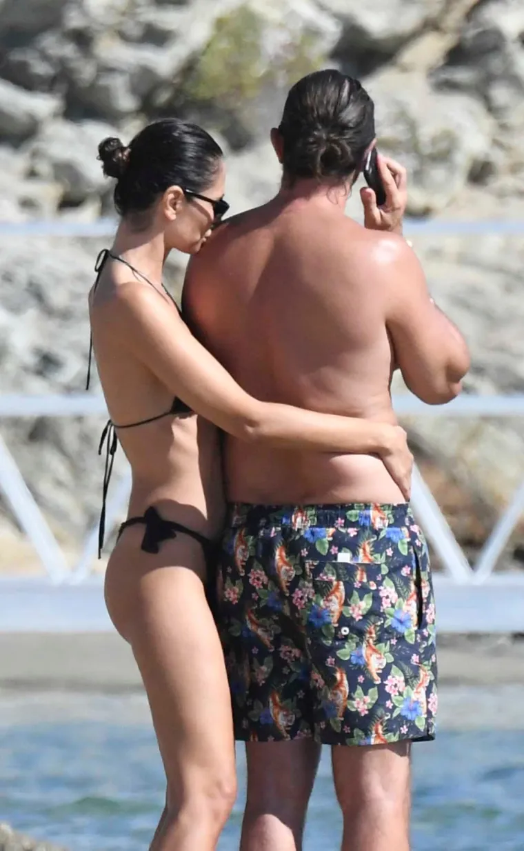 Glumica ulovljena u naletu strasti s dečkom: Ups, gdje mu to bježi ruka? Nosila je tange pa se nije puno namučio