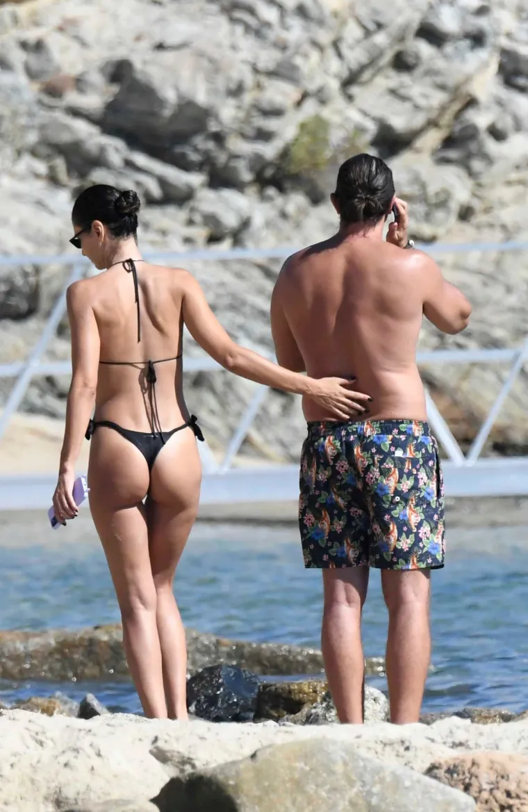 Glumica ulovljena u naletu strasti s dečkom: Ups, gdje mu to bježi ruka? Nosila je tange pa se nije puno namučio