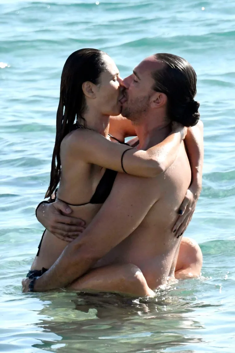 Glumica ulovljena u naletu strasti s dečkom: Ups, gdje mu to bježi ruka? Nosila je tange pa se nije puno namučio