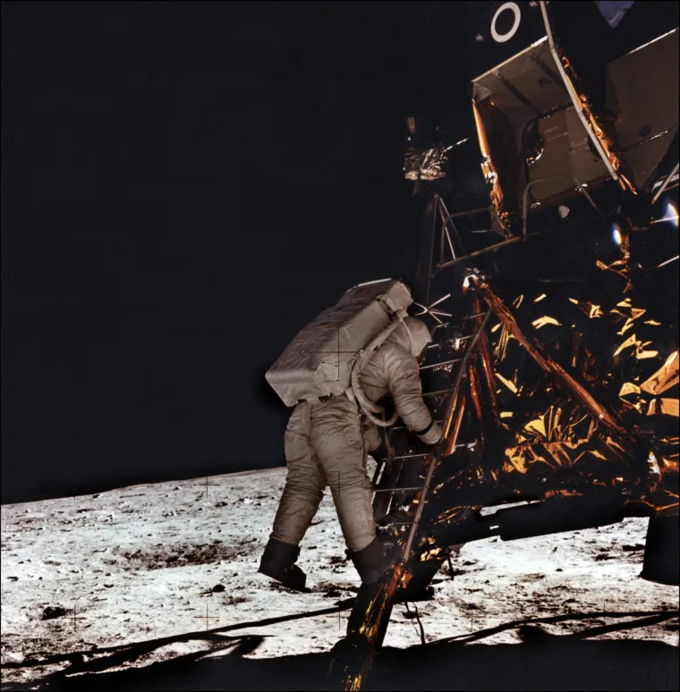 Uskoro mu se pridružio Edwin “Buzz” Aldrin, koji je Mjesečevu površinu opisao kao “veličanstvenu pustoš”. Dvojica astronauta dva i pol sata istraživali su površinu, prikupljali uzorke i snimali fotografije.
