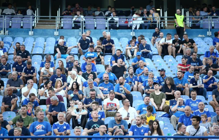 Prvi kadrovi iz Maksimira, navijači okupirali tribine, a pogledajte i tko sve bodri Modre iz svečane lože