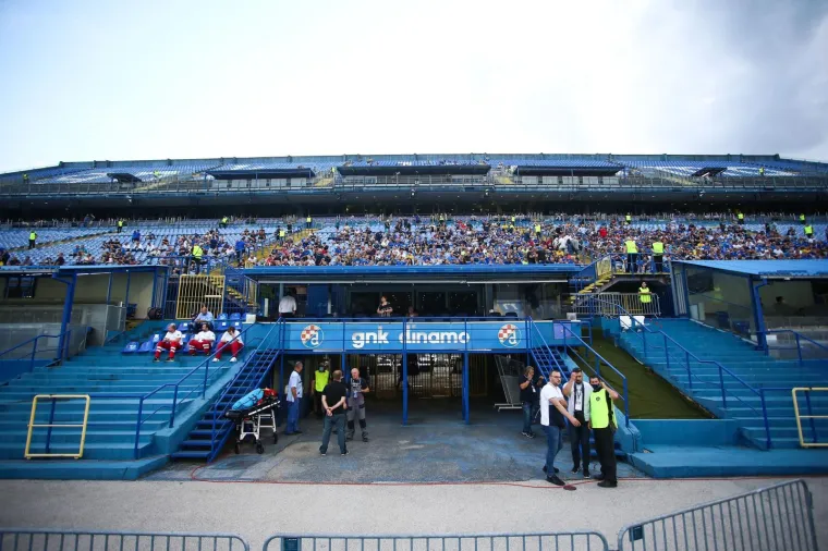 Prvi kadrovi iz Maksimira, navijači okupirali tribine, a pogledajte i tko sve bodri Modre iz svečane lože