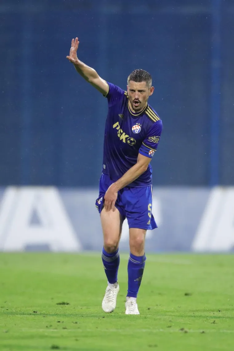 Ademi pao na travnjak, u bolovima ga odveli s terena