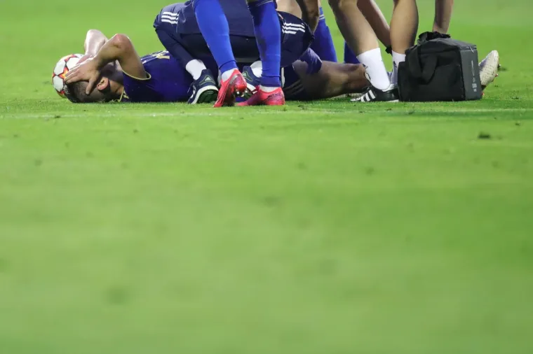 Ademi pao na travnjak, u bolovima ga odveli s terena