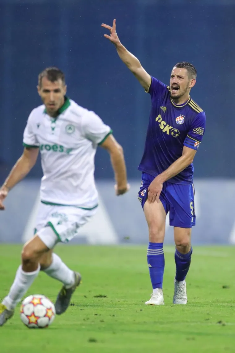 Ademi pao na travnjak, u bolovima ga odveli s terena