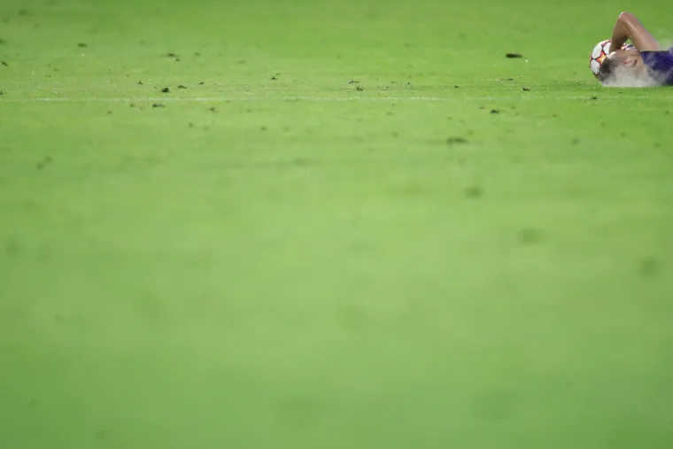 Ademi pao na travnjak, u bolovima ga odveli s terena