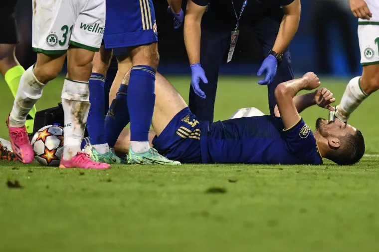 Ademi pao na travnjak, u bolovima ga odveli s terena