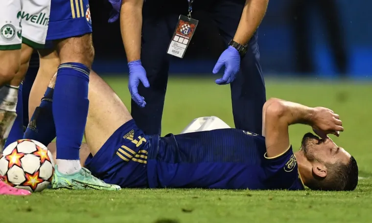 Ademi pao na travnjak, u bolovima ga odveli s terena