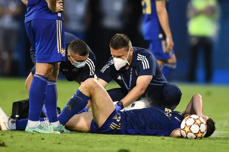 Ademi pao na travnjak, u bolovima ga odveli s terena