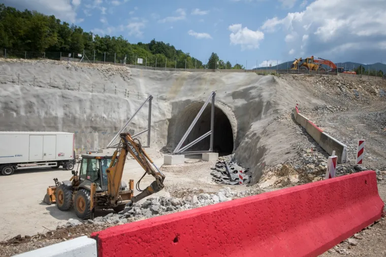 Na probijanju druge cijevi tunela Učka radi se punom parom