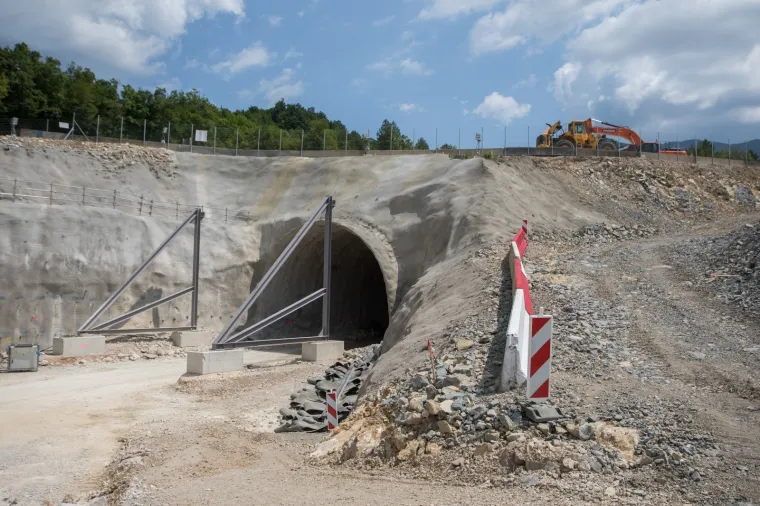 Na probijanju druge cijevi tunela Učka radi se punom parom