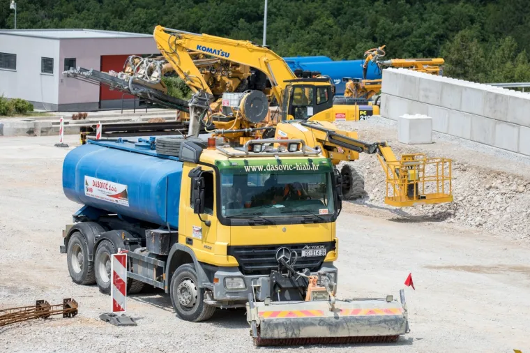 Na probijanju druge cijevi tunela Učka radi se punom parom