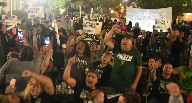 Pogledajte kako su navijači Milwaukee Bucksa proslavili tutulu na koju su čekali čak 50 godina