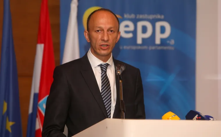 Ličko-senjska županija - Ernest Petry, Neto plaća: 18.879 kn, Bruto plaća: 27.346