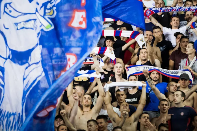 Torcida razvila ogroman transparent i poslala poruku svima: 'Od navijača osnovan, sistemu prkosan...'