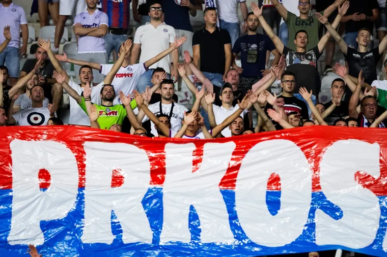 Torcida razvila ogroman transparent i poslala poruku svima: 'Od navijača osnovan, sistemu prkosan...'