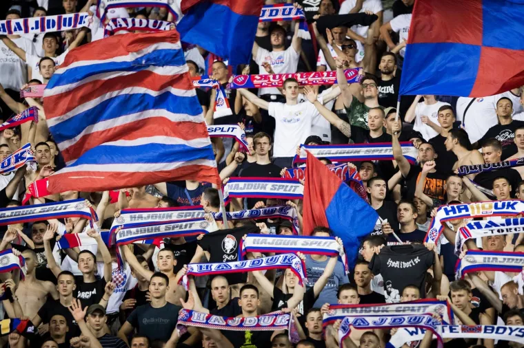 Torcida razvila ogroman transparent i poslala poruku svima: 'Od navijača osnovan, sistemu prkosan...'