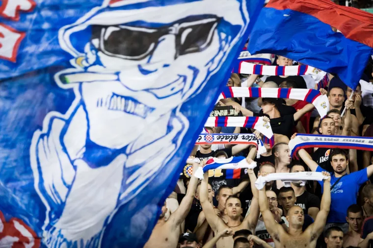 Torcida razvila ogroman transparent i poslala poruku svima: 'Od navijača osnovan, sistemu prkosan...'