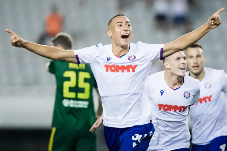 Torcida razvila ogroman transparent i poslala poruku svima: 'Od navijača osnovan, sistemu prkosan...'