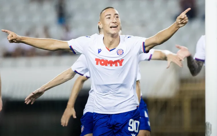 Torcida razvila ogroman transparent i poslala poruku svima: 'Od navijača osnovan, sistemu prkosan...'