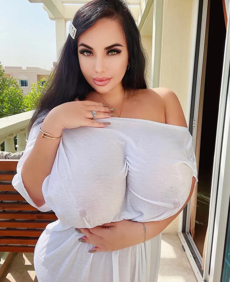 Jedva obuzdava grudi koliko su velike: 'Nekoć sam ih se jako sramila, zbog njih sam prekinula &scaron;kolovanje'