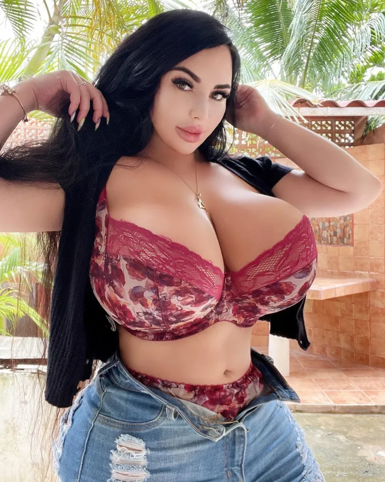 Jedva obuzdava grudi koliko su velike: 'Nekoć sam ih se jako sramila, zbog njih sam prekinula &scaron;kolovanje'