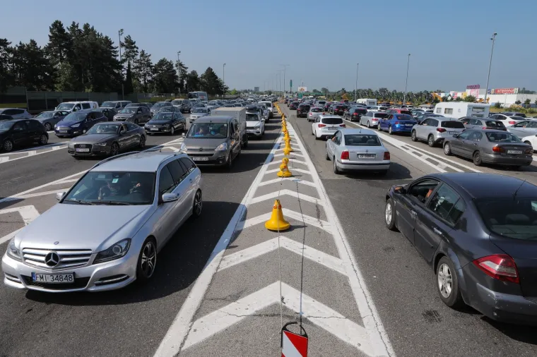 Udarni turistički vikend: Ogromne gužve na naplatnoj postaji Lučko u oba smjera