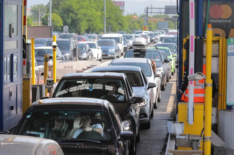 Udarni turistički vikend: Ogromne gužve na naplatnoj postaji Lučko u oba smjera