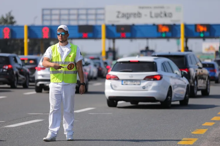 Udarni turistički vikend: Ogromne gužve na naplatnoj postaji Lučko u oba smjera