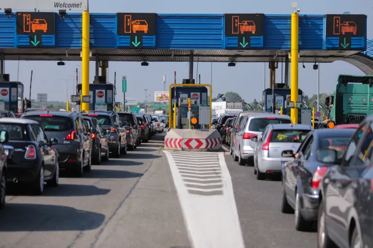 Udarni turistički vikend: Ogromne gužve na naplatnoj postaji Lučko u oba smjera