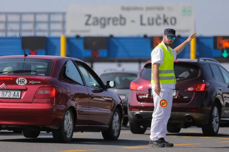 Udarni turistički vikend: Ogromne gužve na naplatnoj postaji Lučko u oba smjera