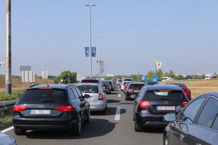 Udarni turistički vikend: Ogromne gužve na naplatnoj postaji Lučko u oba smjera