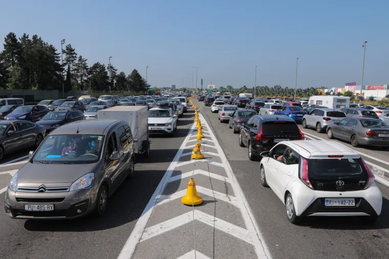 Udarni turistički vikend: Ogromne gužve na naplatnoj postaji Lučko u oba smjera